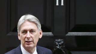 Britský minister odstúpi kvôli Johnsonovi, na brexit má iný názor