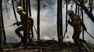 Hasiči bojujú s mohutným požiarom, polícia zadržala podozrivého