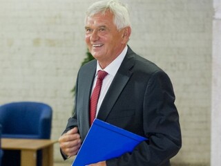Odvolajte šéfa regulátorov Jahnátka, vyzvala premiéra SaS