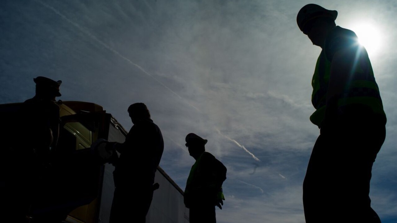 V Maďarsku zachránili 16 migrantov, v nákladiaku sa dusili