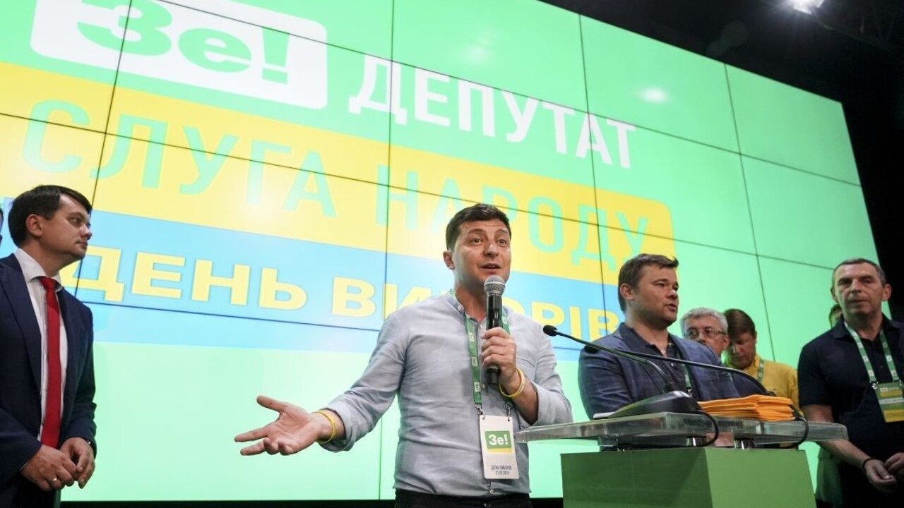 Zelenského strana Sluha národa obsadí v parlamente väčšinu