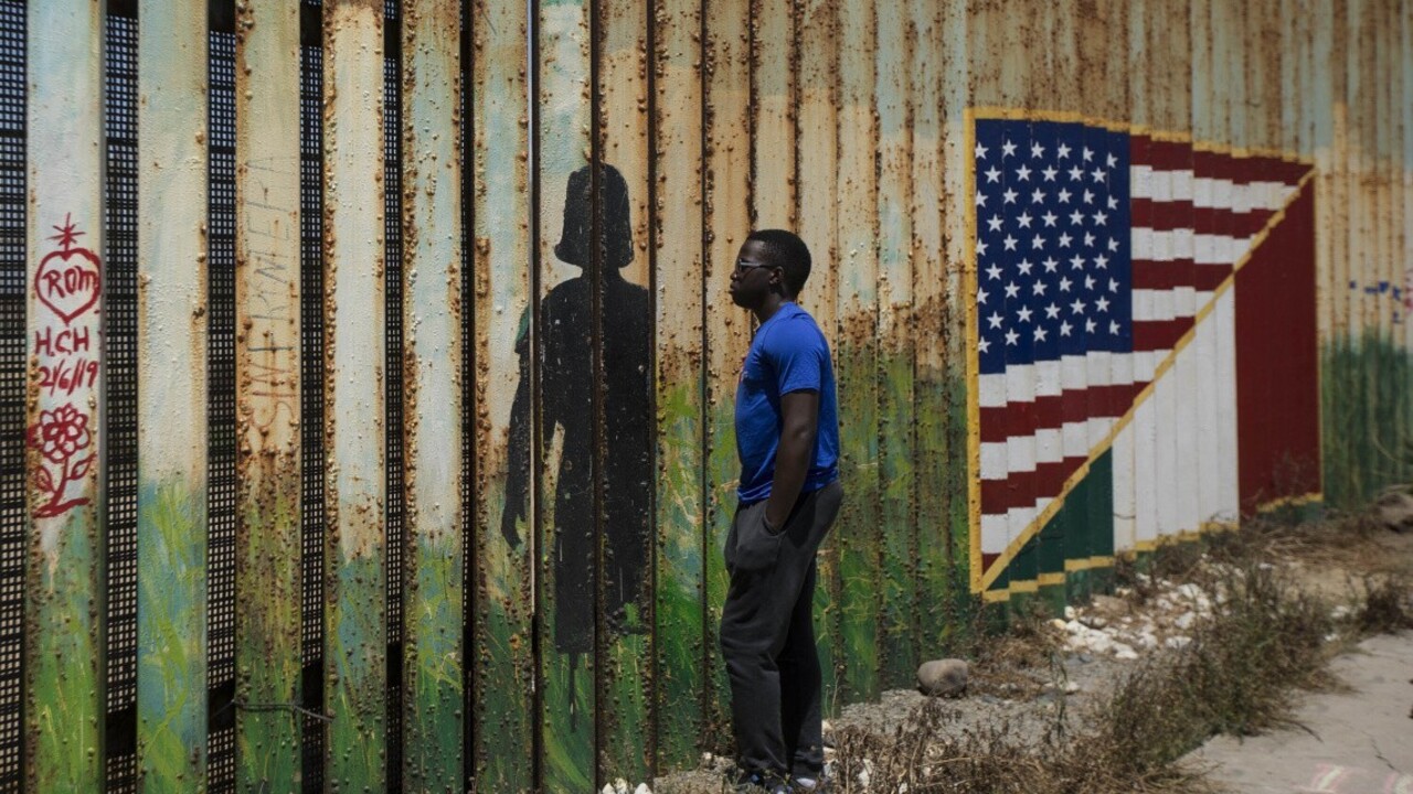 Muž takmer narazil do policajtov. V kamióne objavili 150 migrantov