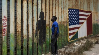 Muž takmer narazil do policajtov. V kamióne objavili 150 migrantov