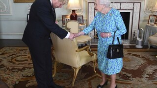 Johnson u kráľovnej striedal Mayovú, končí aj časť ministrov