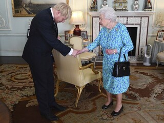 Johnson u kráľovnej striedal Mayovú, končí aj časť ministrov