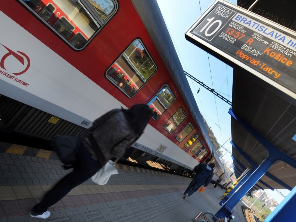 Smrteľná nehoda na koľajach, po incidente niektoré vlaky odriekli