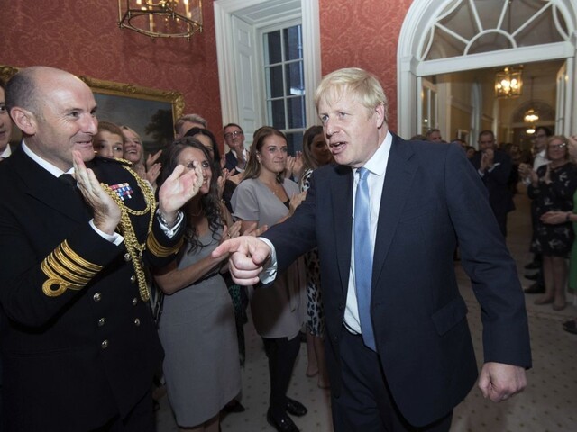 Johnson sa pustil hneď do práce, vymenoval prvých ministrov