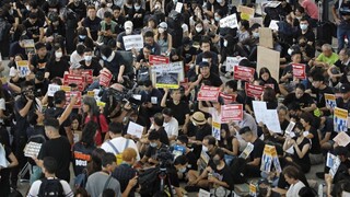 Demonštranti v Hongkongu vtrhli na letisko, prevádzku letiska neovplyvnili