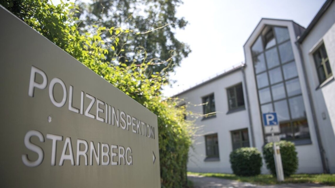 Polícia čelila stovke tínedžerov, chceli oslobodiť opitého kamaráta