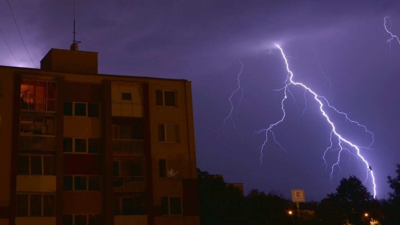 Budú silné a s krúpami, varuje SHMÚ pred víkendovými búrkami
