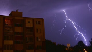 Budú silné a s krúpami, varuje SHMÚ pred víkendovými búrkami