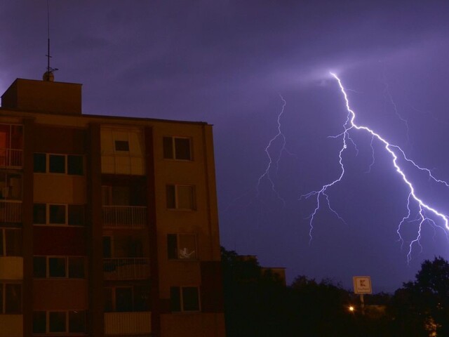 Budú silné a s krúpami, varuje SHMÚ pred víkendovými búrkami