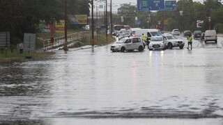 Trópy vystriedali silné búrky. Zatopilo domy, pivnice aj cesty