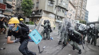 Ľudia v Honkongu vyšli opäť do ulíc. Spájajú políciu s gangami