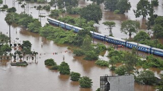 Vlak cestou z Bombaja uviazol v rieke, evakuovali stovky ľudí