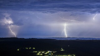 Môžu nás ohroziť silné búrky aj krúpy, výstrahy naďalej trvajú