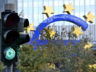 Ekonomický rast sa spomaľuje, ECB pripustila znižovanie sadzieb