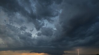 V Európe udreli silné búrky, okrem záplav hlásia aj jednu obeť