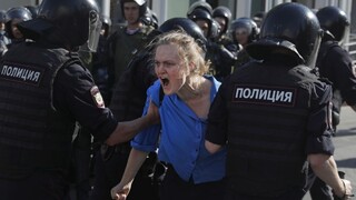 Moskva čelí kritike, k zatýkaniu protestujúcich sa vyjadrilo aj Česko