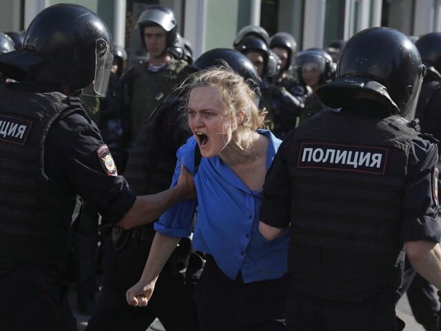 Moskva čelí kritike, k zatýkaniu protestujúcich sa vyjadrilo aj Česko