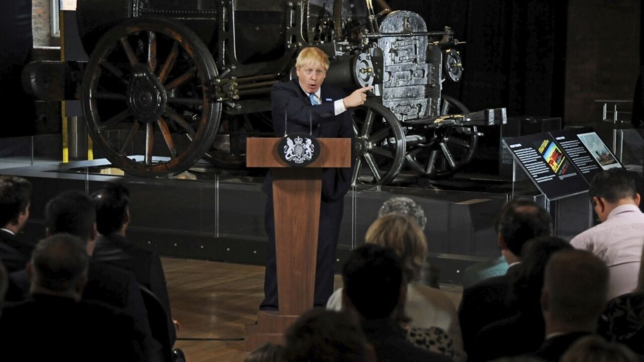 Briti štartujú prípravy na tvrdý brexit, Johnson zvolil turbo režim