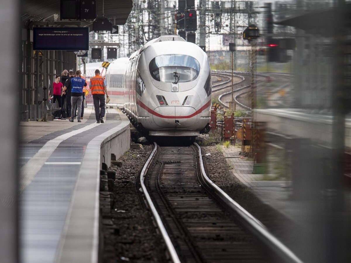Matku s dieťaťom hodili na koľajnice pod prichádzajúci vlak