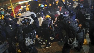 Protesty v Hongkongu: Vláda podporila úrady a varovala Západ