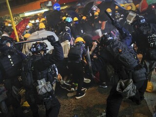 Protesty v Hongkongu: Vláda podporila úrady a varovala Západ