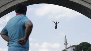 V Mostare oslavujú výročie opravy vojnového mosta opäť skokmi