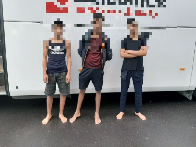 Autobusár počul podozrivé zvuky, na podvozku mal migrantov