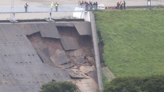 Trhlina sa zväčšuje. V Británii hrozí, že sa pretrhne priehrada