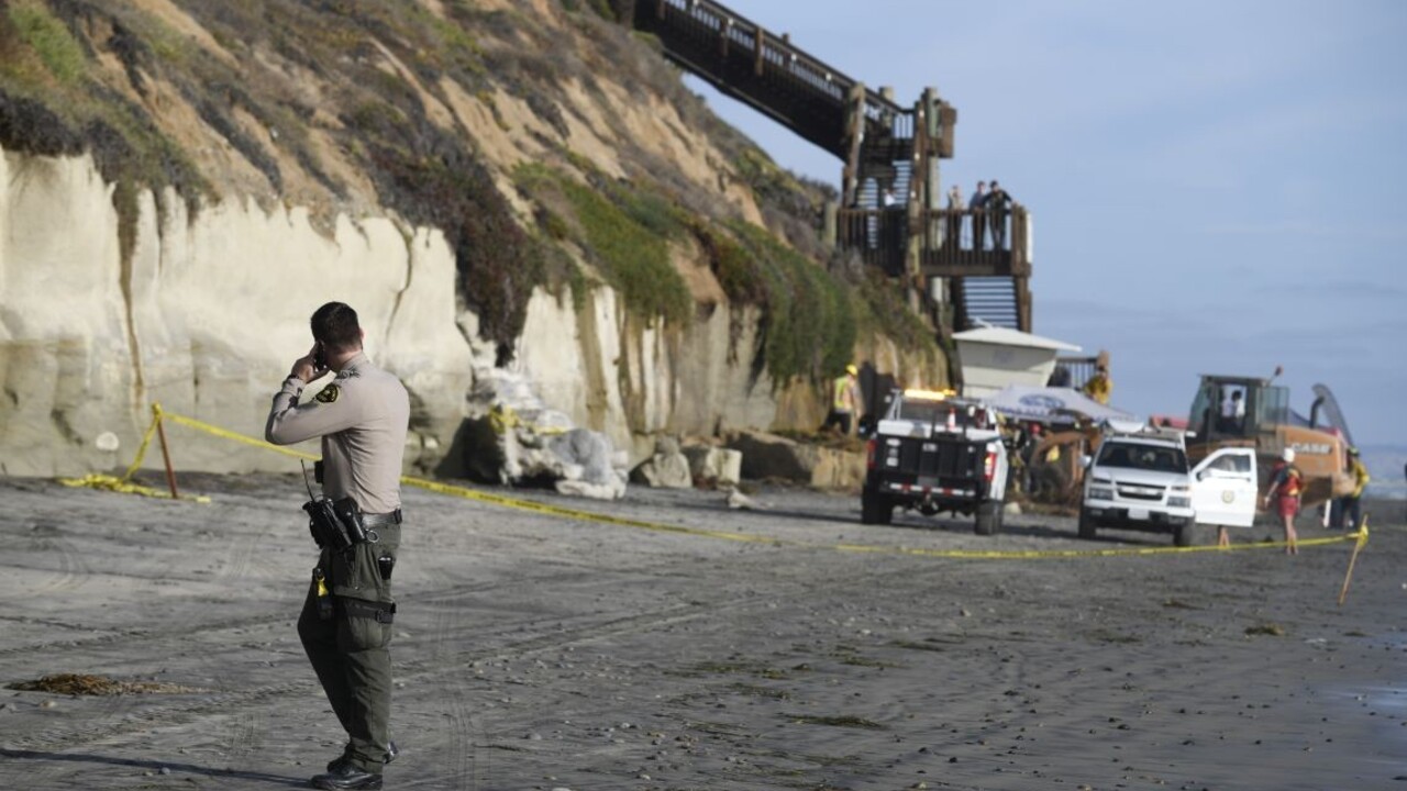 Na obľúbenú kalifornskú pláž sa zrútila časť útesu, hlásia mŕtvych