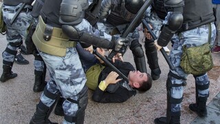 V Moskve sa opäť masovo zatýkalo, polícia zadržala vyše 800 ľudí