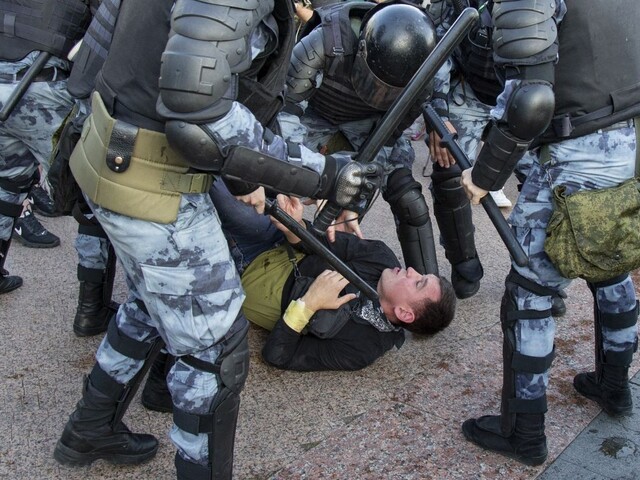 V Moskve sa opäť masovo zatýkalo, polícia zadržala vyše 800 ľudí