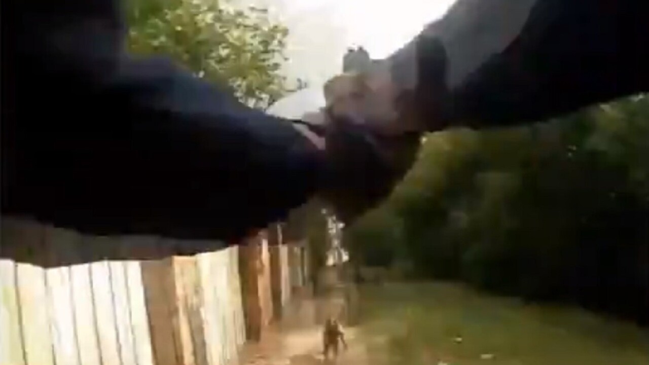 Policajt nezvládol krst ohňom. Mieril na psa, trafil majiteľku