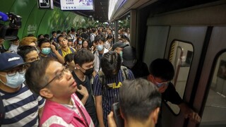 Zrušili stovku letov a zastavili metro. Hongkong ochromil štrajk