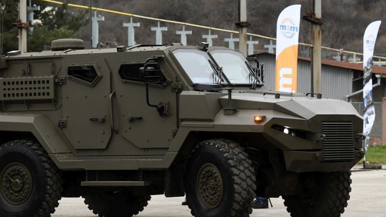 Nákup transportérov nepodporuje náš priemysel, tvrdí ĽSNS