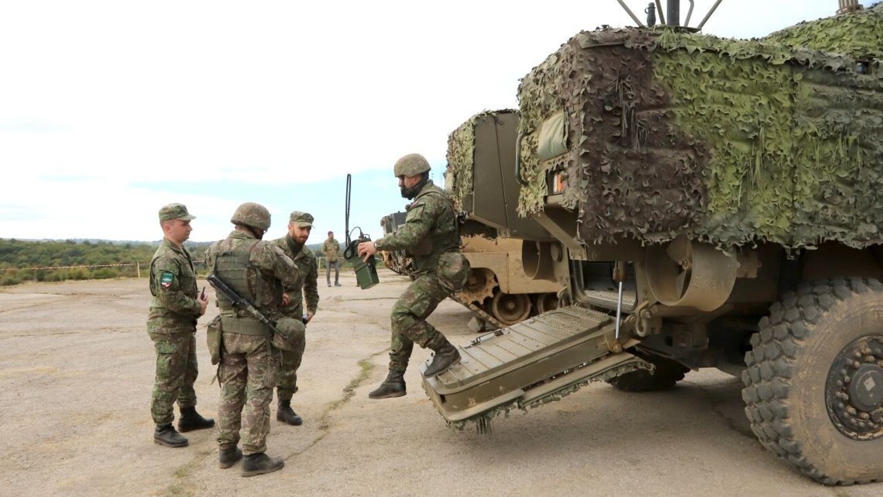 O armádnych nákupoch má podľa Macka rozhodovať aj parlament