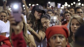 Masové streľby v USA vyhnali ľudí do ulíc, pripomenuli si zosnulých