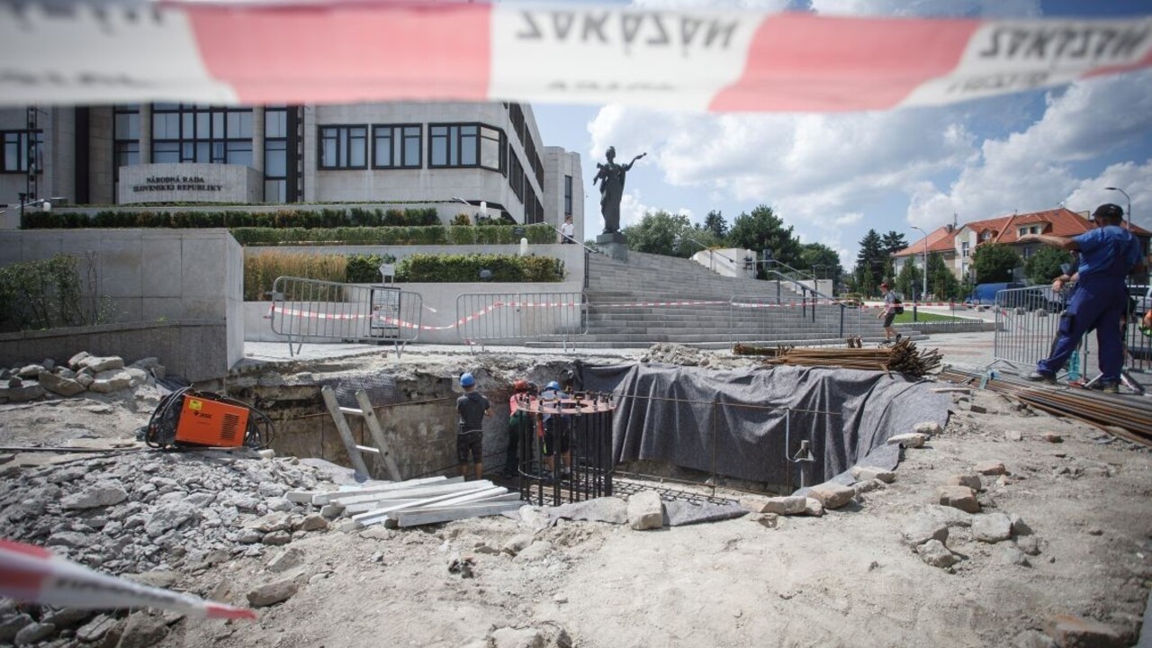 Fico prispel zo svojich peňazí na Dankov projekt veľkého stožiara