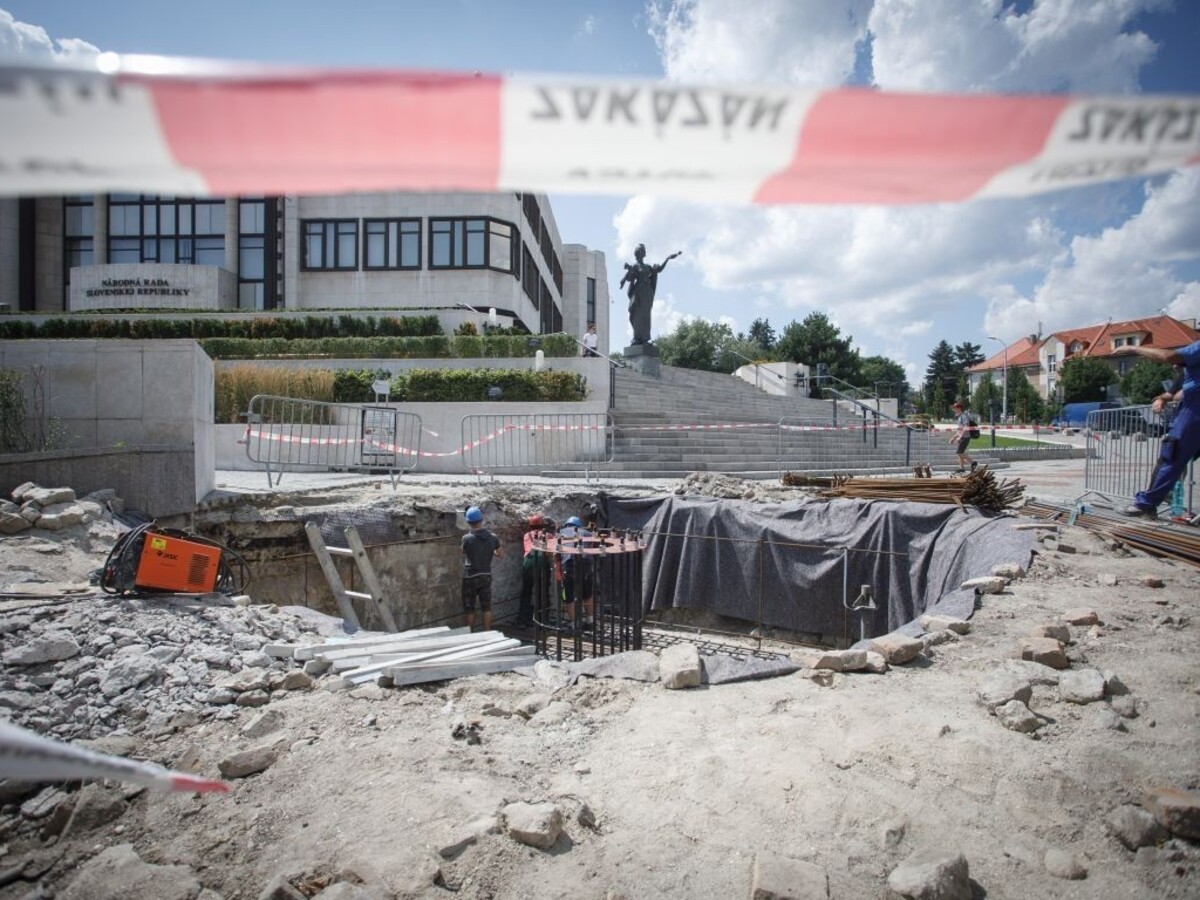 Fico prispel zo svojich peňazí na Dankov projekt veľkého stožiara