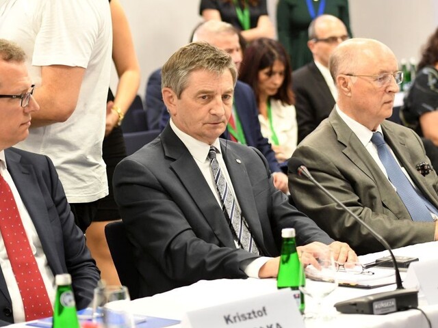 Šéf poľského Sejmu využíval vládne lietadlá na súkromné účely