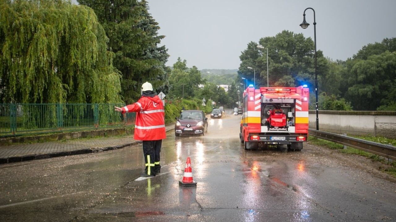 Teplo a dusno vystriedajú búrky, zasiahnu tieto časti Slovenska