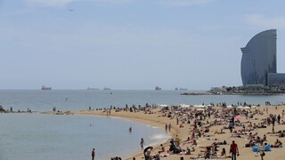 Turistom hrozia vysoké pokuty, ak kupujú od pouličných predajcov