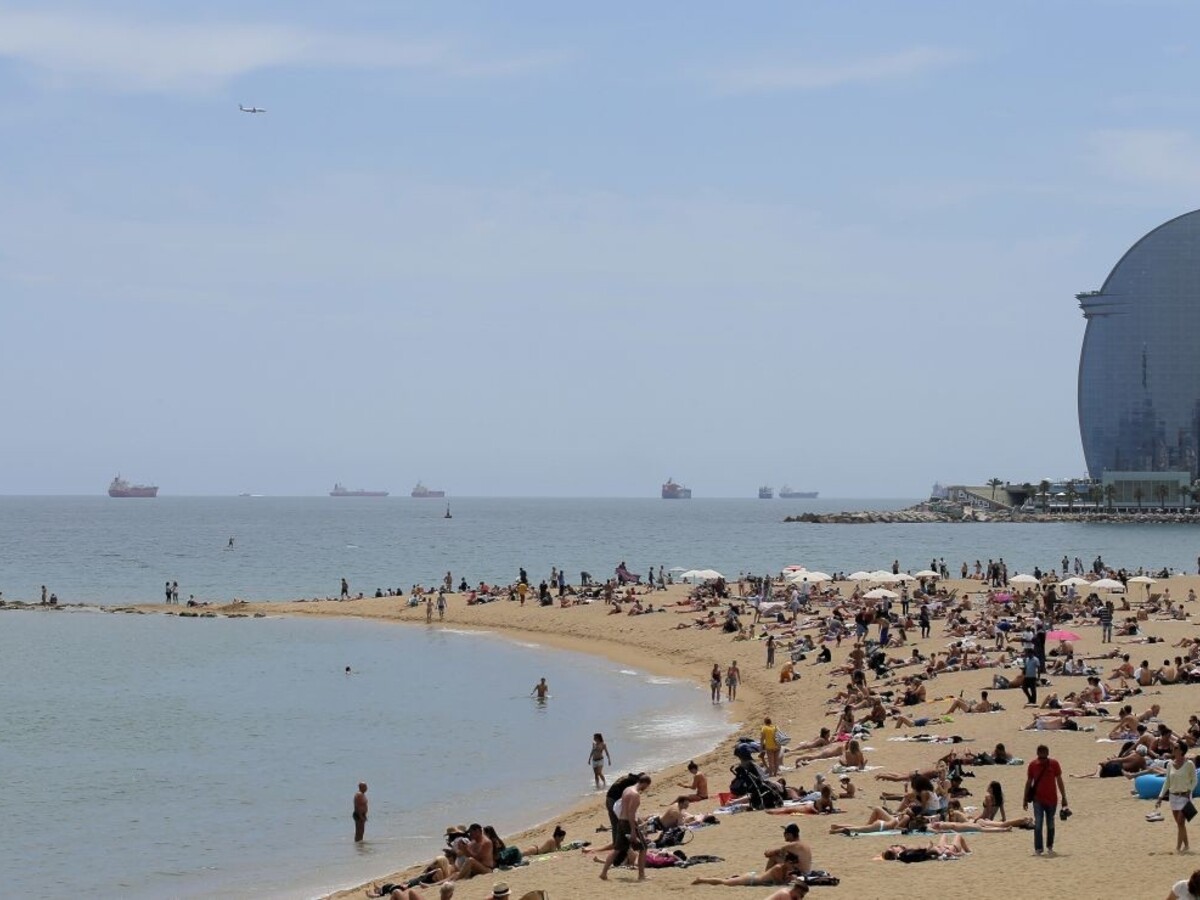 Turistom hrozia vysoké pokuty, ak kupujú od pouličných predajcov
