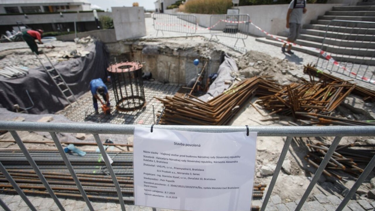 Opozícia na stožiar pred parlamentom neprispeje. Povedala, prečo