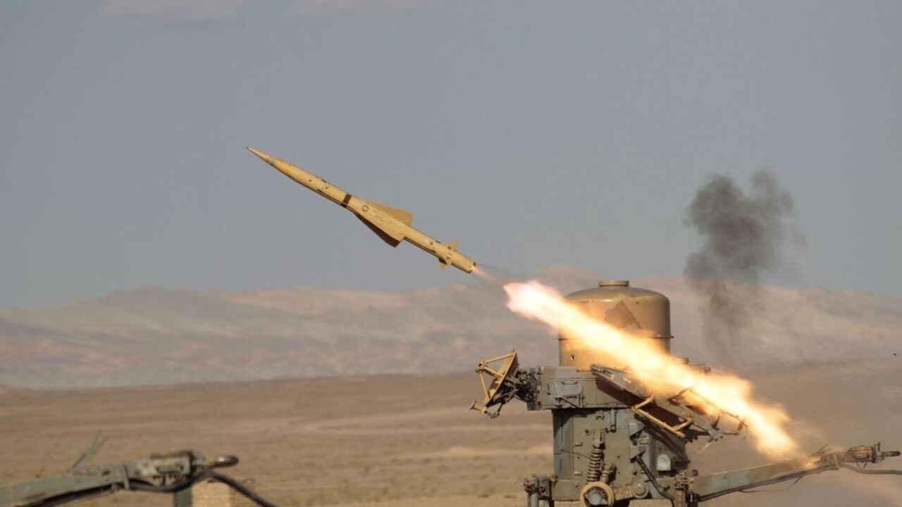 Irán predstavil nové strely, je vraj pripravený na americkú brutalitu