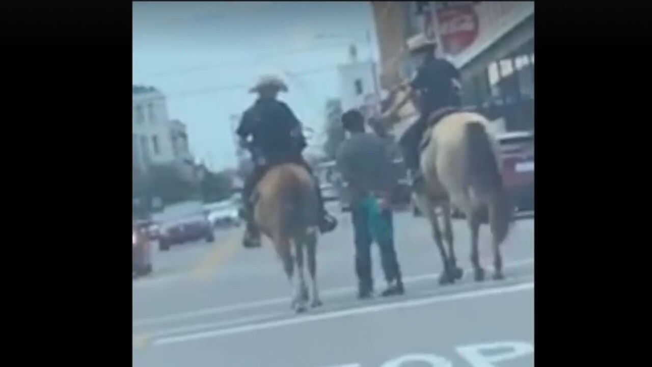 Policajti pobúrili ľudí. Černocha uviazali na lano a viedli mestom