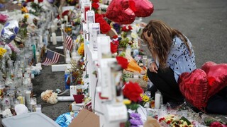 Trump navštívil rodiny obetí, namiesto privítania čelil kritike