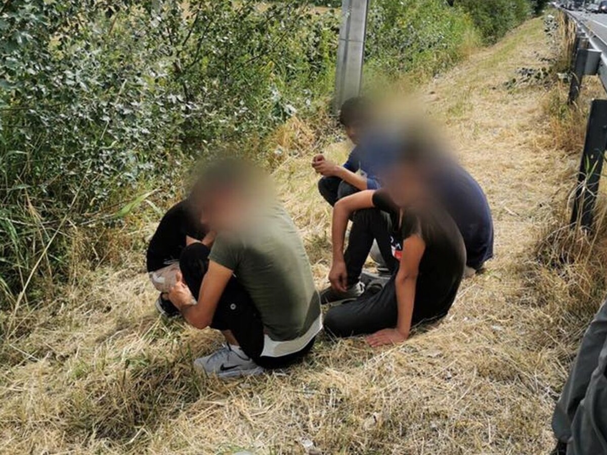Pri bratislavskej diaľnici chytili migrantov, skončili v rukách polície